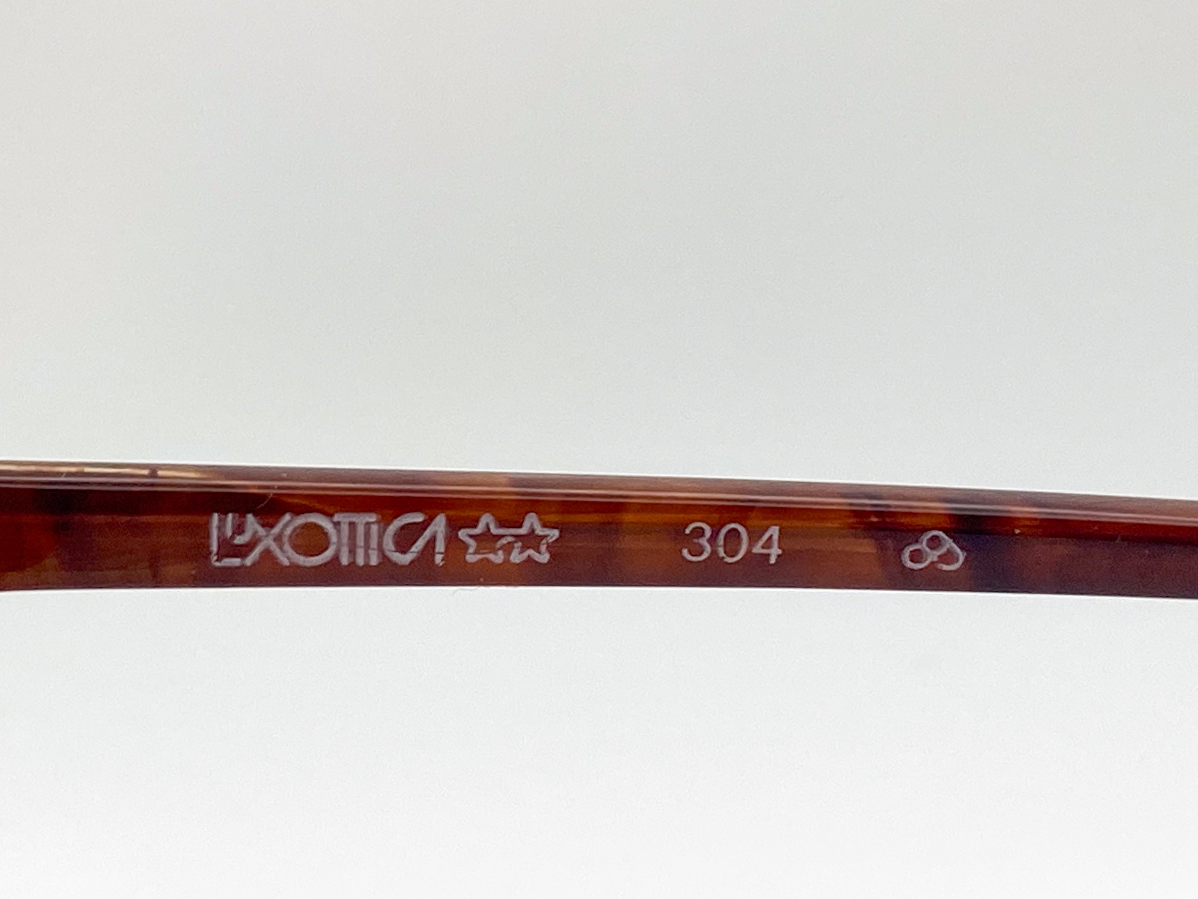Close-up of a tortoiseshell frame with branding and model number on a white background